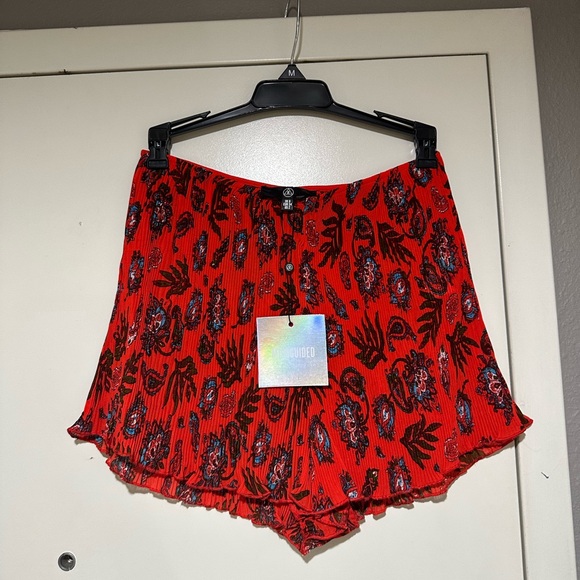 NWT MISS-GUIDED Red Paisley Flowy Chiffon High-Waisted Zip Shorts Light Breezy 2 - Picture 14 of 16